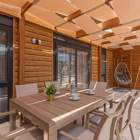 2 Bedroom Gorgeous In Hébergement de vacances Brodarica (Sibenik-Knin)