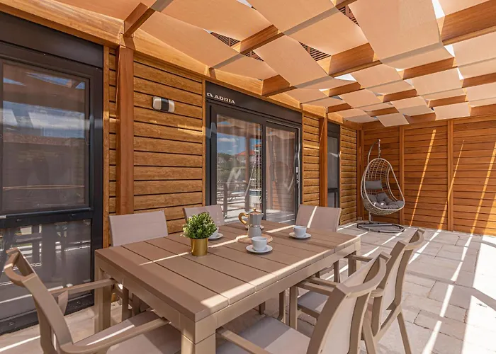 2 Bedroom Gorgeous In Hébergement de vacances Brodarica (Sibenik-Knin)